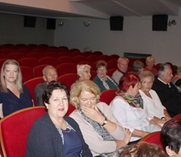 Návštěva seniorů do Jiráskova divadla v Novém Bydžově 1.12.2019