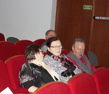 Návštěva seniorů do Jiráskova divadla v Novém Bydžově 1.12.2019